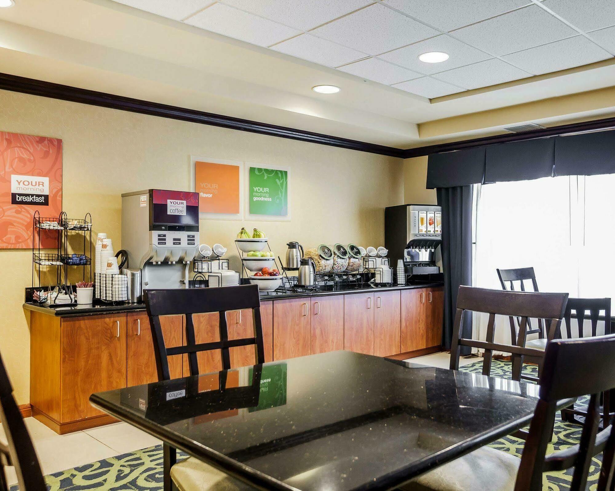 Comfort Inn Kansas City / Airport Екстериор снимка