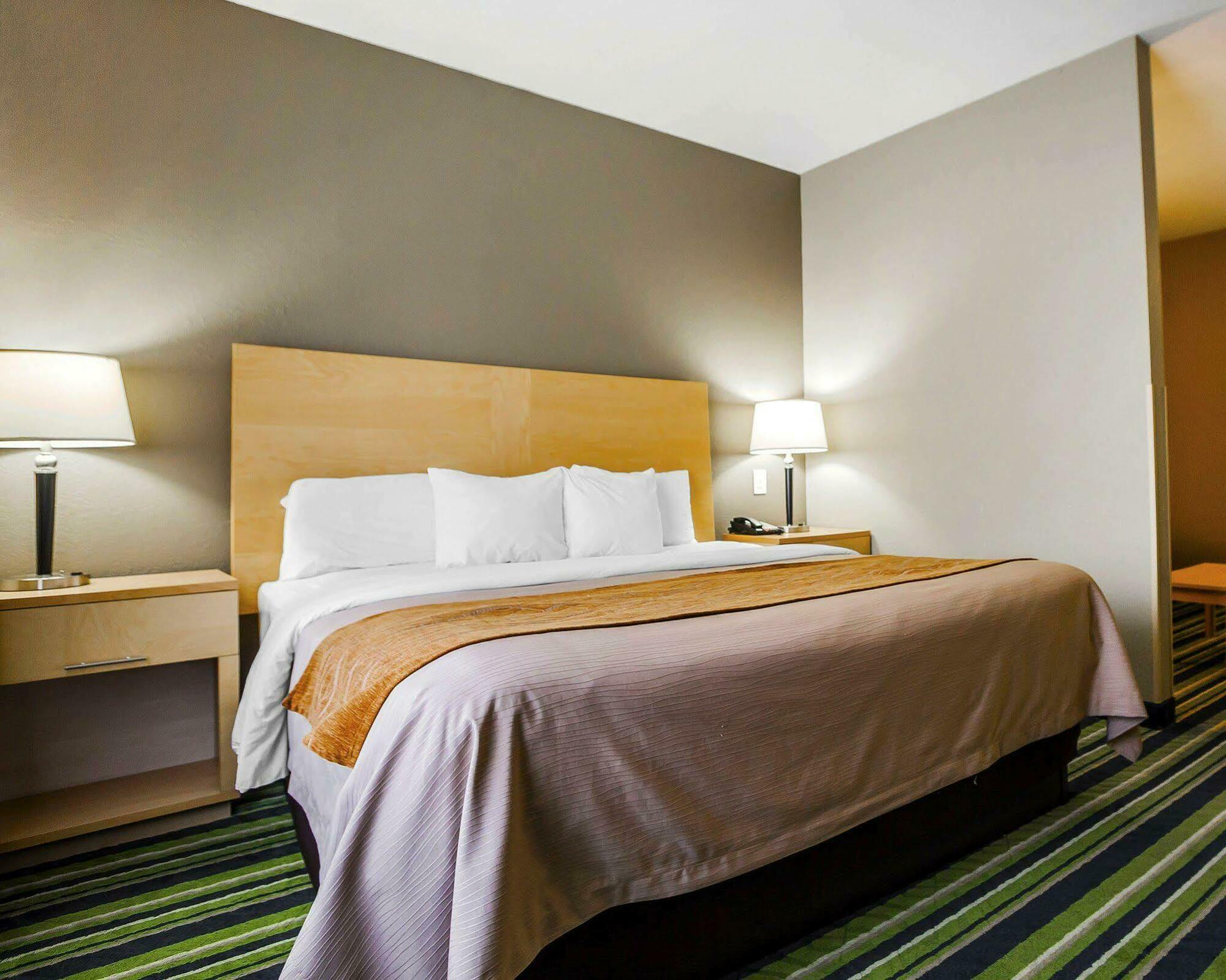 Comfort Inn Kansas City / Airport Екстериор снимка